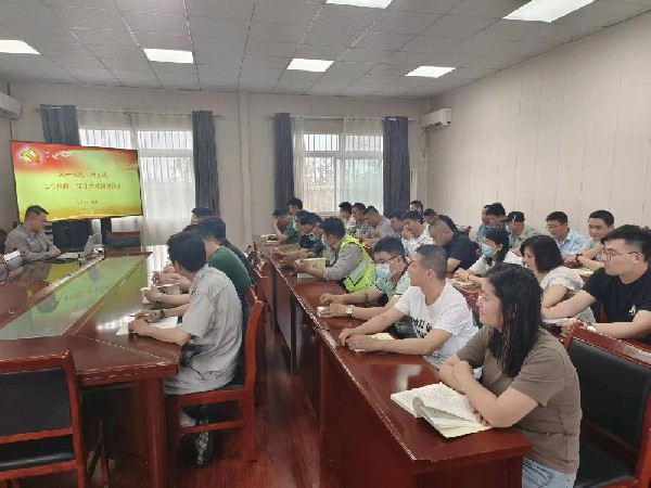 【理論宣講】鑫巖石料開展“統(tǒng)一思想，為實現(xiàn)工業(yè)倍增、項目突破增磚添瓦”宣講活動