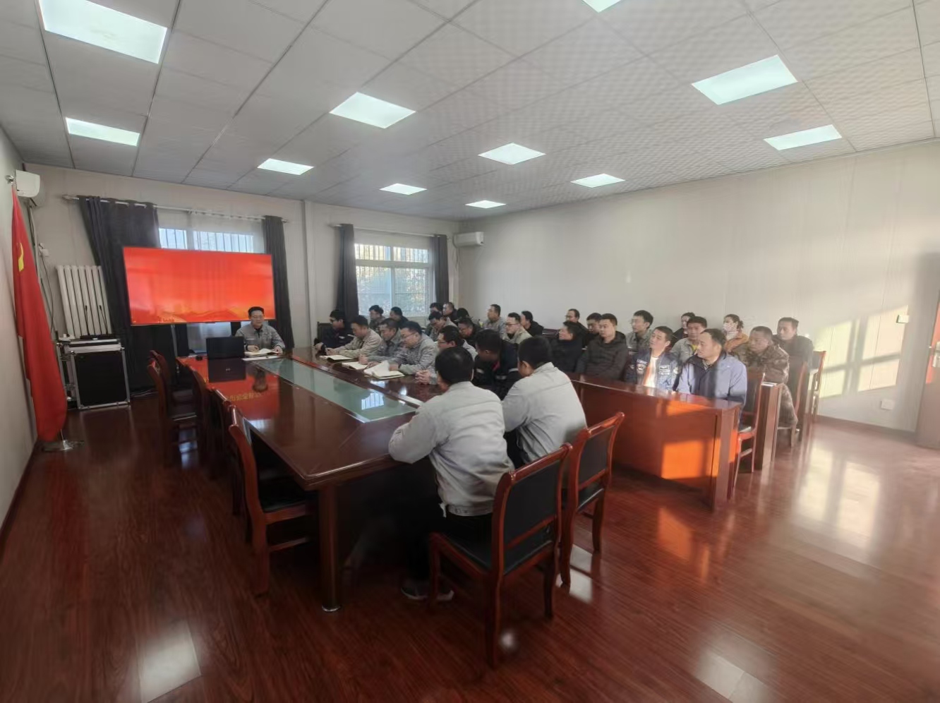 【理論宣講】鑫巖公司開展“做新時代合格黨員，為黨旗增光添彩”主題宣講活動